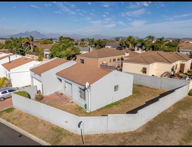 3 BEDROOM HOUSE FOR SALE IN UITZICHT